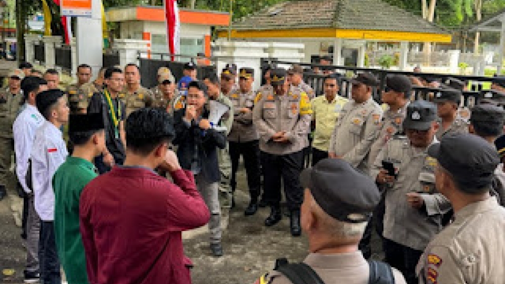 Kapolres Langkat Memimpin Langsung Pengamanan Aksi UNRAS Mahasiswa