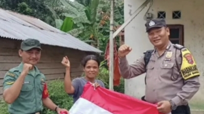 Semarakkan HUT RI Ke 79, Bhabinkamtibmas jajaran Polresta Deli Serdang Bagikan Bendera Merah Putih Kepada Warga Desa Binaannya