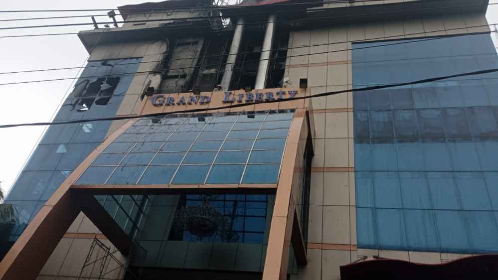 Sijago Merah Marah Lalap Gedung Hotel Grand Liberty