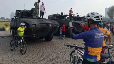 Pasca Pesta Rakyat, Prajurit TNI Bersama Masyarakat Bersihkan Monas Tatap Puncak Peringatan HUT ke-79 TNI Mendatang