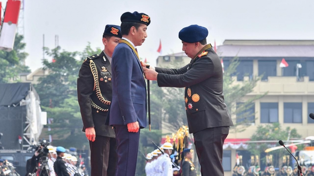 Kapolri Sigit Anugrahi Jokowi Medali Loka Praja Samrakshana