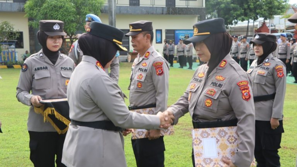 Kapolresta Cirebon Berikan Penghargaan Kepada Personil Berprestasi