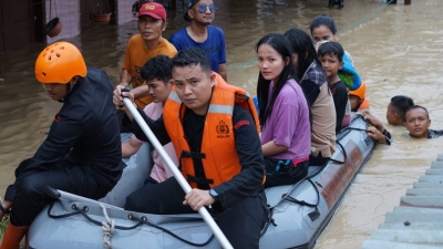 Dansat Brimob Polda Sumut Pimpin Tim SAR Brimob Evakuasi Warga Yang Terjebak Banjir di Medan