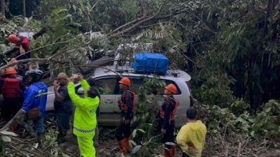 Personel SAR Brimob Polda Sumut Bergerak Cepat Evakuasi Korban Longsor di Sobolangit