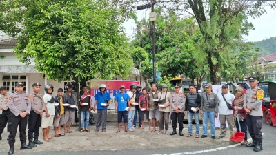 Polres Sibolga Laksanakan.Jumat Berkah, Bagikan  Nasi Pada Warga