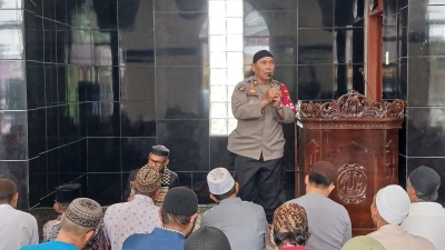 Polres Sibolga Salurkan Bansos Kepada Jemaah Jumat Curhat di Masjid At-Musannif Nurul.Iman Sibolga