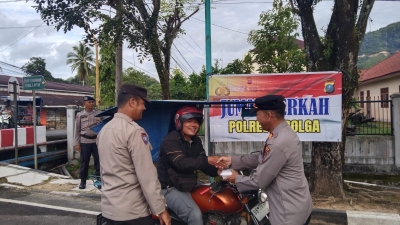 Personel Polres Sibolga Saat Jumat  Berkah Bagikan Nasi Kepada Wsrga
