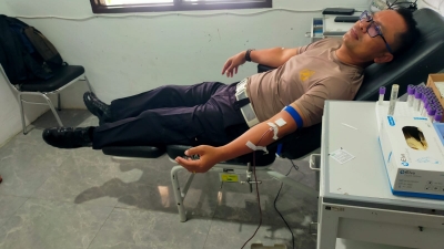 Personel Polres Pakpak Bharat Peduli Masyarakat Memberi Bantuan Donor Darahnya