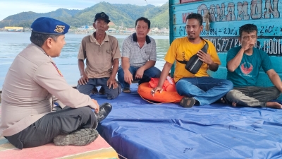 Personel Sat Polairud Polres Sibolga, Sambangi Warga Nelayan Berikan Pesan Kamtibmas