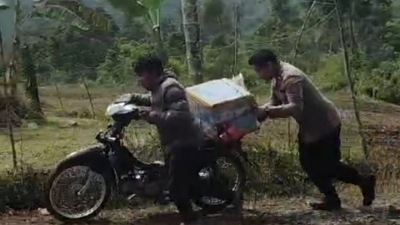 Atensi Pertolongan Pak Polisi Melihat Penjual Es Keliling Mogok Sepeda Motornya