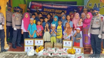 Brimob Polda Sumut Salurkan Bantuan Paket Sembako ke Panti Asuhan