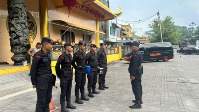 Gegana Brimob Polda Sumut Lakukan Sterilisasi dan PAM 4 Vihara Saat Perayaan Imlek 2576 Kongzili