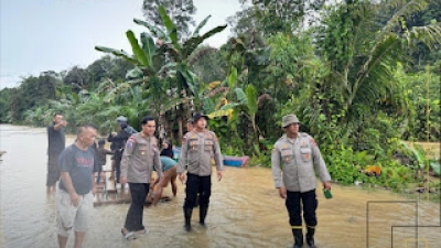 Tim Kesehatan Biddokkes Polda Kalbar Kunjungi Warga Terdampak Banjir Mempawah