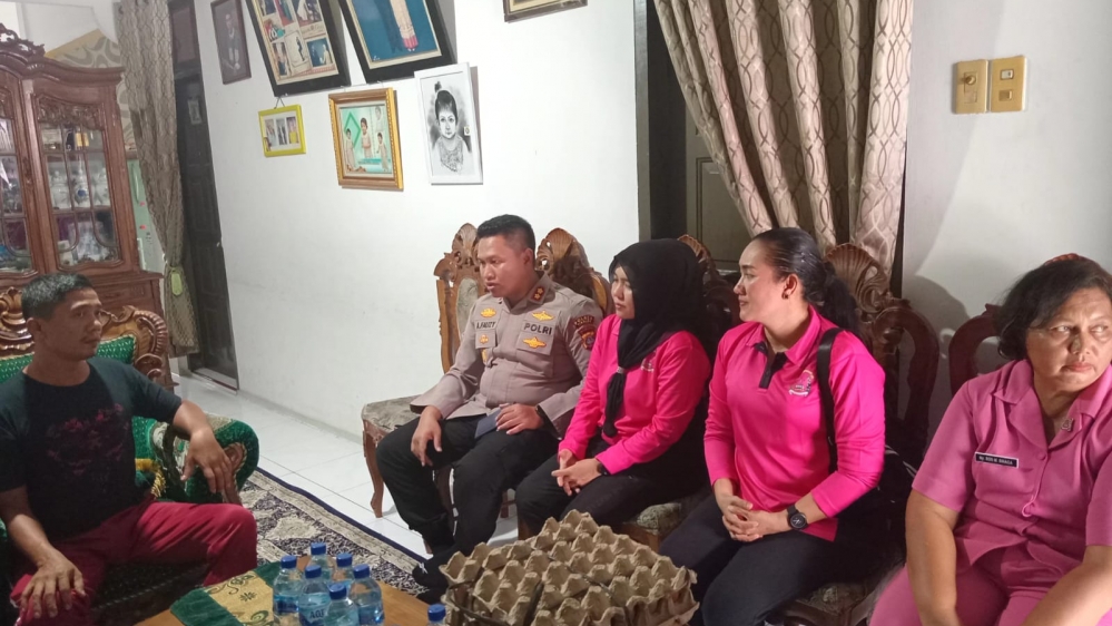 Jenguk Silaturahmi Kapolres Sibolga dan Ketua Bbayangkari Terhadap Personel Yang Sedang Sakit