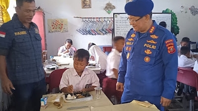 Ditpolairud Polda Sumut Salurkan Makanan Bergizi Kepada Anak Sekolah Dasar