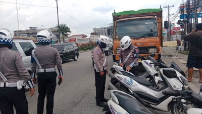 Ditlantas Polda Sumut Menggelar Razia Dan Penertiban Pool Bus Yang Tidak Memiliki Izin Di Jalan SM Raja, Kota Medan