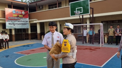 POLDA SUMUT GELAR SOSIALISASI KESELAMATAN BERLALU LINTAS DI SEKOLAH, SISWA ANTUSIAS MENYIMAK ARAHAN POLISI