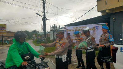 Satlantas Polres Pakpak Bharat Bagikan Takjil Untuk Berbuka Puasa Imbau Masyarakat. Agar Tertib Berlalu Lintas