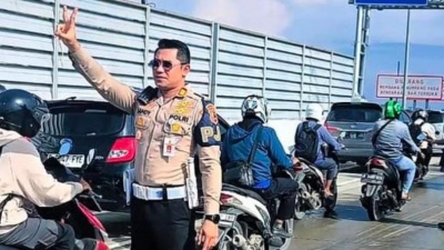 Pengemudi Motor R2 Lebih Dari 300 Memasuki Jalur Tol di Kawal Polantas, Karena Banjir