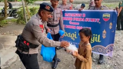 Uluran Tangan Sat Brimob Polda Sumut  Bersama Kodim 0204/DS, Bagikan 200 Paket Takjil Untuk Warga Tebing Tinggi