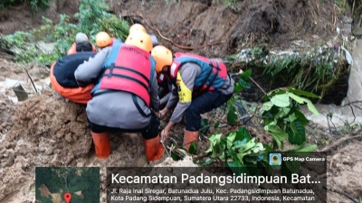 Brimob Polda Sumut Bersihkan Longsor Di Padang Sidempuan