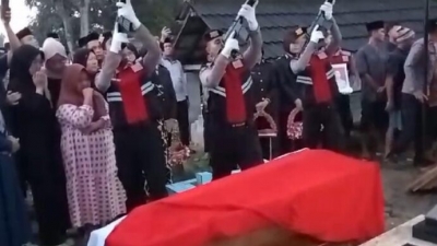 Prosesi Pemakaman Jenazah Dua Anggota Polres Way Kanan Lampung, Secara Kedinasan Dengan Tembakan Salvo