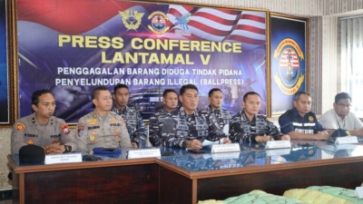 Penyeludupsn Pakaian Bekas Ilegal Upaya Digagalkan Lantamal V. di Darmaga Kalimas Perak Utara Surabaya