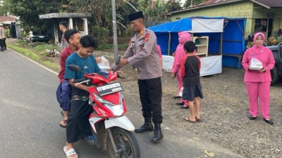 Ramadhan Bulan Ibadah Penuh Berkah, Personel Batalyon C Sat Brimob Polda Sumut dan Bhayangkari Bagikan Takjill