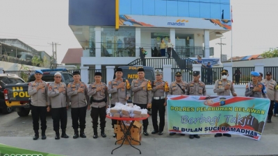 Secara Gratis Takjil Dibagikan Polres Pelabuhan Belawan Pada Warga Antusias