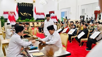 Presiden dan Wakil Presiden Prabowo- Gibran Serahkan. Zakat ke BAZNAS di. Istana Negara Jakarta