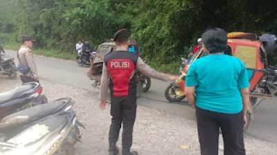 Personel Polres Padang Lawas Polda Sumatera Utara Pastikan Keamanan Pengunjung Terjamin di Objek Wisata Siraisan