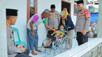 Polisi Beri Bantuan Kursi Roda untuk Penderita Celebral Palsy-Lansia