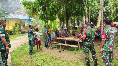 Danramil 03/Klamit Distrik Sawit Sambangi Humanis Warga Kampung Eles
