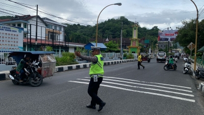 Polres Sibolga Gelar Personel, Bantu Warga Yang  Menyebrang Jalan
