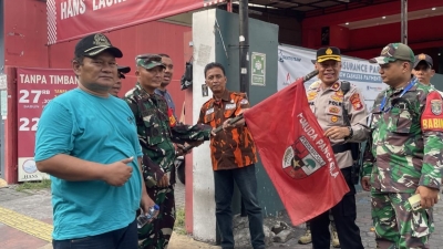 polres Metro Jakarta Tertibkan Ratusan Bendera Ormas Di Jakpus