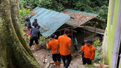 Brimob Polda Sumut Bersama BPBD dan Warga Gelar Aksi “Jumat Bersih” Demi Kelestarian Alam Wisata Simalungun