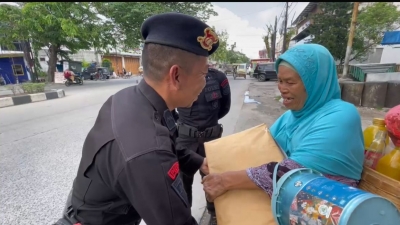 Jumat Berkah di Kota Medan, Brimob Batalyon A Pelopor Tebar Kepedulian Lewat Aksi Bersih Masjid dan Bagi Sembako