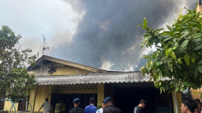 Brimob Polda Sumut Tanggap Cepat Kebakaran Di Medan Timur, Dua Rumah Dan Satu Gudang Terbakar