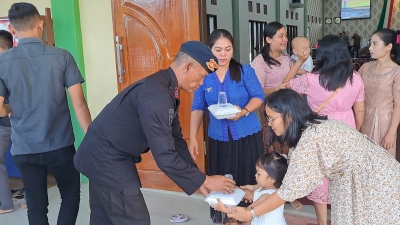 Peduli dan Melayani: Personel Brimob Batalyon C Gelar “Minggu Kasih” Dengan Aksi Sosial Di Gereja Oikumene