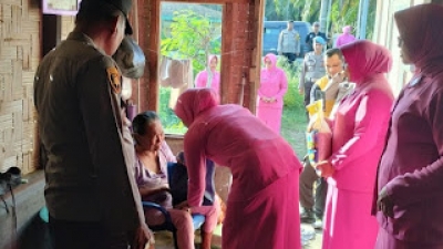 Kapolsek Tanjung Pura Menyambut Hari Bhayangkara ke-79 Bagikan Sembako Kepada Masyarakat