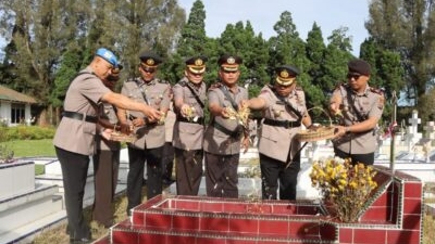 Semangat Personel Polri Tak Pernah Padam, Kapolres Tanah Karo di Hari Bhayangkara Ziarah di TMP Kabanjahe