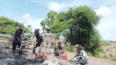 Warga Soromandi Tambal Nunggu Realisasi NTB Mendunia Soal Jalan Rusak Rawan Kecelakaan