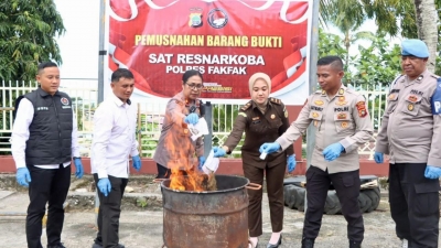 Polres Fakfak Musnahkan Paket Narkotika Jenis Ganja Milik Dua Tersangka