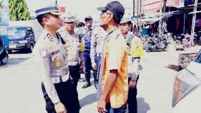 Petugas Patroli Gabungan Bagian Dari Operasi Patuh Toba 2025, Tertibkan Parkir Liar dan PK5 di Badan Jalan