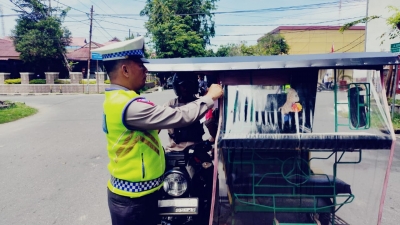 Kobarkan Semangat Kemerdekaan, Saflantas Polres Sibolga, Bagikan Bendera Merah Putih