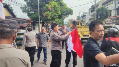 Jelang Dirgahayu RI ke-80, Polsek Medan Timur Bagikan Bendera Merah Putih Kepada Warga Gaharu