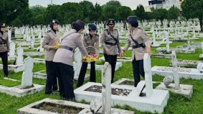 Dalam Rangka Peringati Hari Jadi ke-77 Polwan Polda Sumut Gelar Ziarah ke Taman Makam Pahlawan