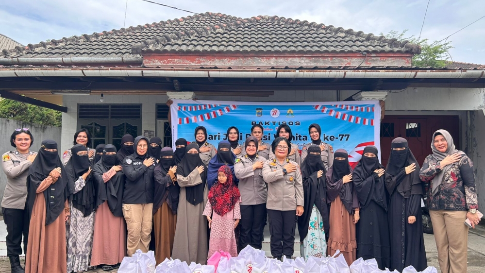 Polri Berbagi Kasih: Polwan Polda Sumut Gelar Bakti Sosial HUT ke-77