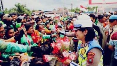 Polwan Turut Berduka Bagikan Bunga Kepada Ojek Online Saat Aksi Solidaritas di Mapolds Sumut