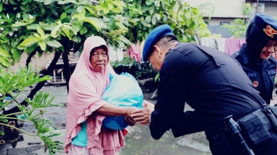 Sat Brimob Polda Sumut Wujud Kepedulian Melalui Kegiatan Sosial Bagikan Sembako Kepada Warga